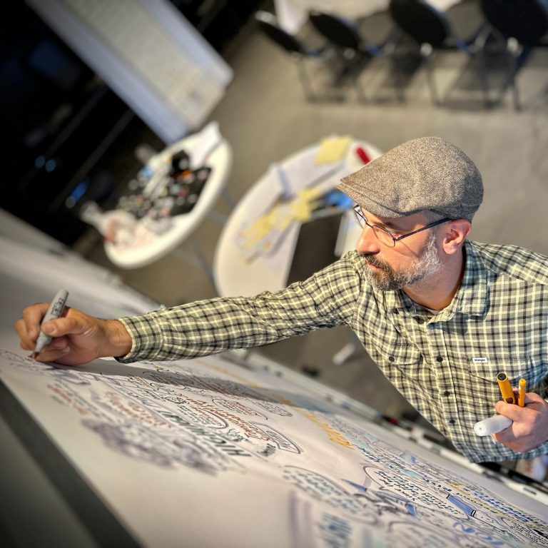 Foto, Illustrator Tobias Wieland zeichnet auf eine große Graphic Wall, steiler Winkel